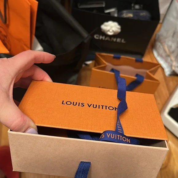 Louis Vuitton sunglasses cardboard case, ribbon, booklet and  display picture 1